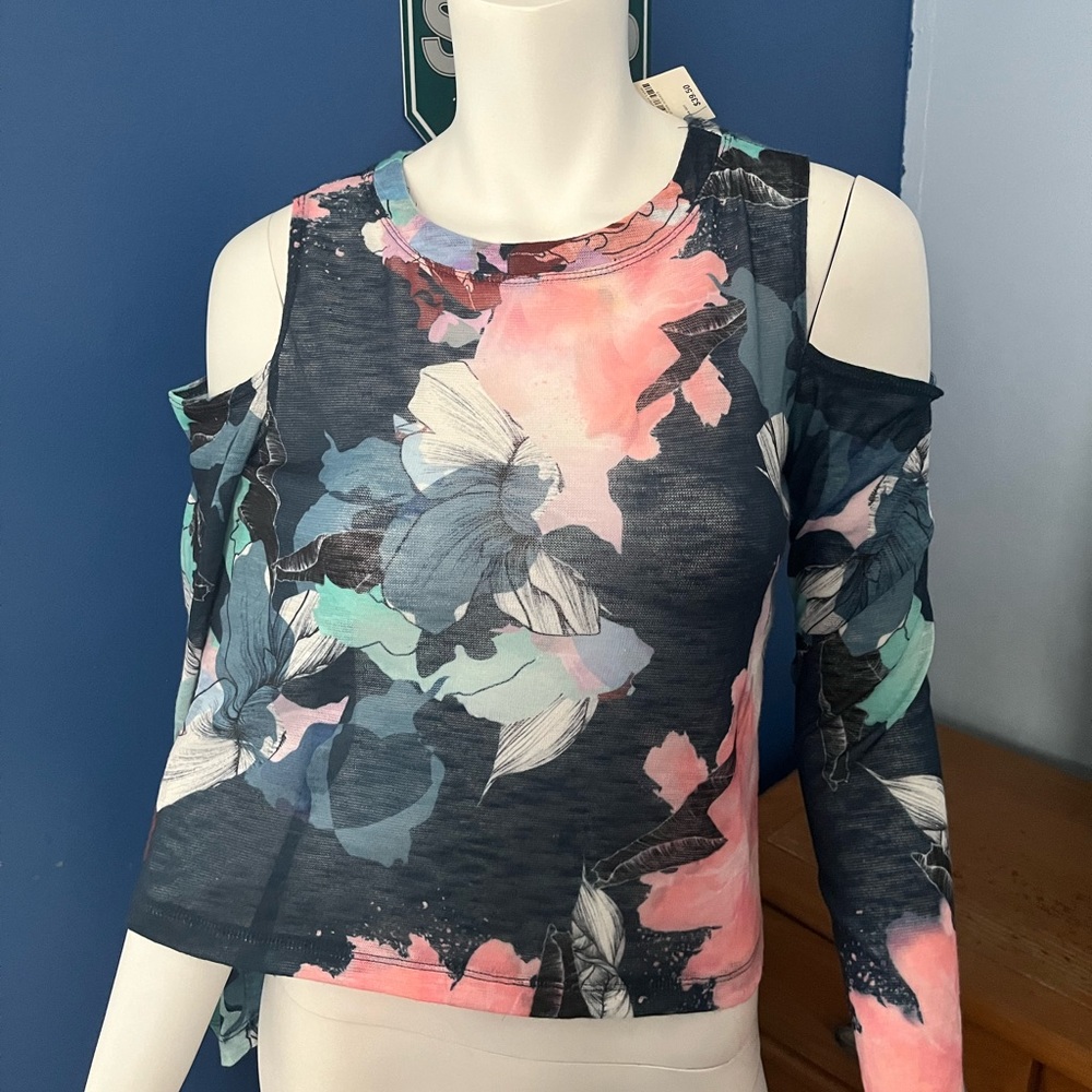Bar III New women’s size small cold shoulder top